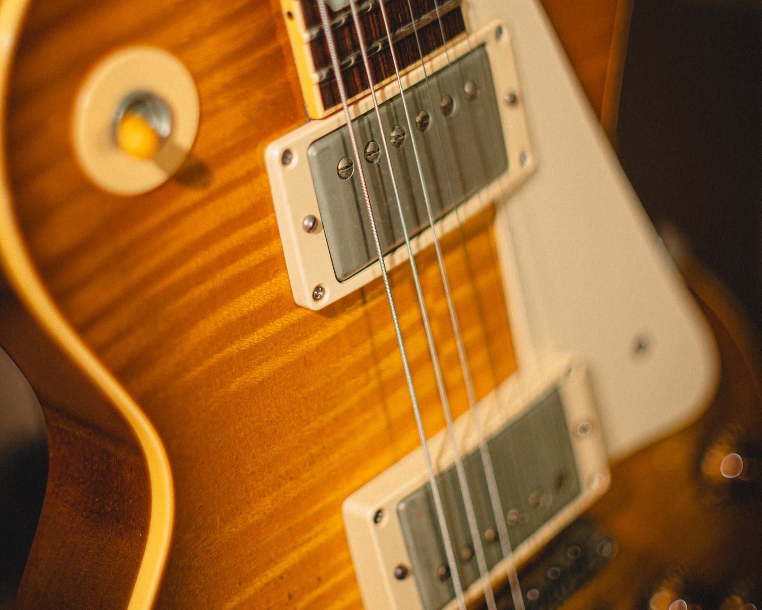 Close-up of the flame maple top and pickups of a Gibson Murphy Aged R9 Les Paul
